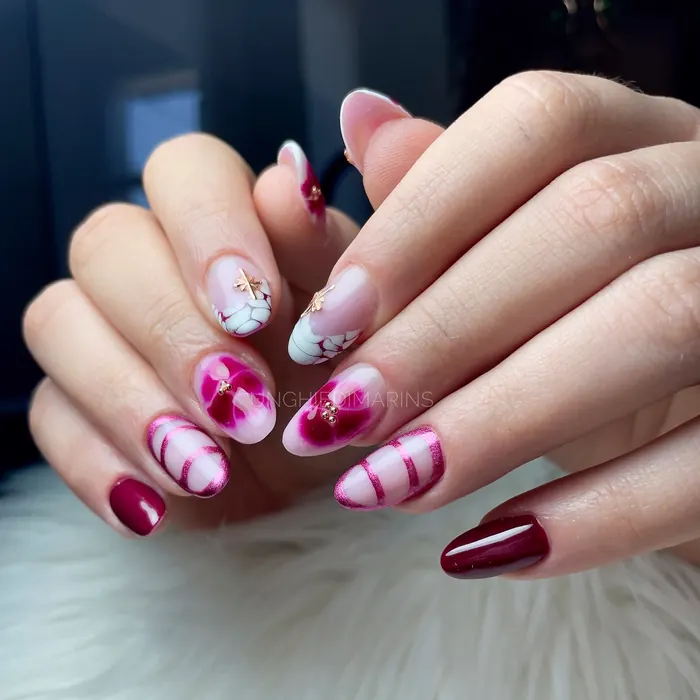 Nail art rosa e bordeaux con effetto marmo e cuori